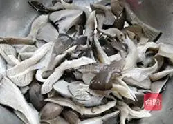 Stir-fried oyster mushrooms with cabbage Practice illustration 4