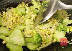Illustration of how to make stir-fried broccoli with bean sprouts 13
