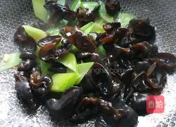 Illustration of how to make fried fungus with lettuce 9