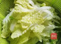 Illustration of how to make hand-shredded cabbage and fried tofu 2