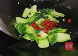 Illustration of how to stir-fry Shanghai greens with wolfberry 6