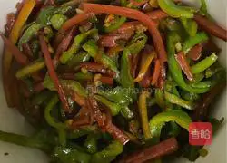 Illustration of how to stir-fry shredded carrots with green pepper 5