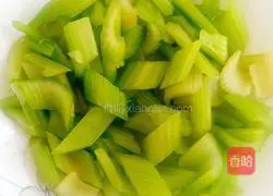 Illustration of how to make celery mixed with yuba 5