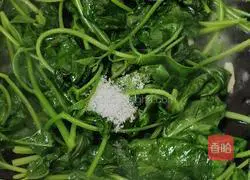 Illustration of how to stir-fry sweet potato leaves 6