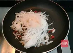 Illustration of how to stir-fry shredded radish 9
