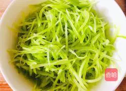 This is how to moisturize the lungs in autumn, stir-fried lilies with lettuce, a refreshing, simple and easy-to-use recipe 2