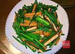 Illustration of how to stir-fry and fragrant chive flowers 10