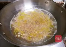 Illustration of how to make stir-fried vermicelli with cabbage 2