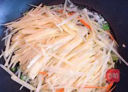 Illustration of how to make spicy cabbage with vinegar and three shredded vegetables 5