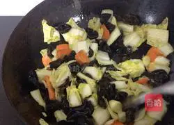 Illustration of how to make vinegared fungus and cabbage 5