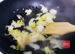 Illustration of how to make Northeastern specialty black and white vegetables 8