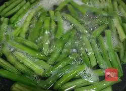 Illustration of how to make fried long beans with red pepper and soy sauce 2