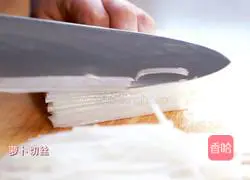 On a hot summer day, irresistible refreshing-Korean spicy shredded radish Illustration of how to do it 2