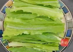 Illustration of how to mix lettuce with sesame sauce 13