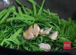 Illustration of how to make garlic water spinach 6