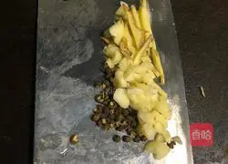 Illustration of how to make diced lotus root with spicy shells 3