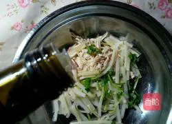 Illustration of how to mix shredded chicken with spring bamboo shoots 6