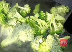 Illustration of how to make Christmas tree with broccoli and mashed potatoes 2