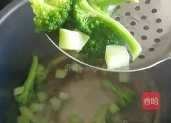 Illustration of how to mix broccoli 3