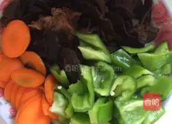 Illustration of how to make fried yam and fungus 2