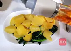 Illustration of how to make olive oil roasted potatoes 5