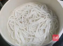 Illustration of how to mix plum vegetables and shredded bamboo shoots with rice noodles 1