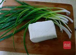  Illustration of how to make tofu mixed with spring onions 1