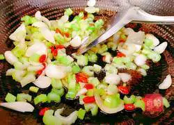 Illustration of how to stir-fry lilies with celery 13