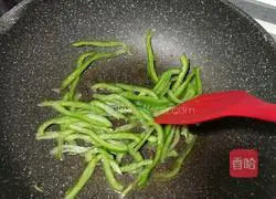 Illustration of how to make green pepper and potato shreds 8