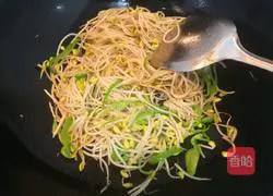 Illustration of how to stir-fry green pepper and soybean sprouts 8