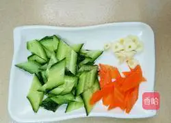 Illustration of how to make fried cucumber and carrot with fungus 3