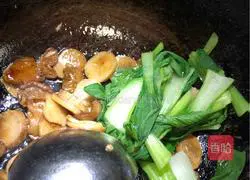 Illustration of how to stir-fry mushrooms with vegetables 13