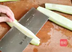 Illustration of how to make zucchini with tomato sauce 1