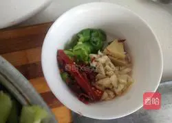 Illustration of how to stir-fry rapeseed with mushrooms 2