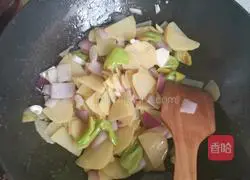  Illustration of how to make fried onions and potato slices 6