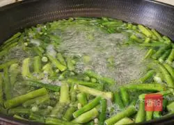 Illustration of how to make fried carrots and beans 5