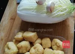 Illustration of how to make hand-shredded cabbage and fried tofu in oil 1