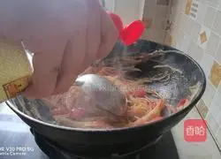 Illustration of how to stir-fry shredded potatoes with tomatoes 8