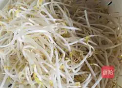 Illustration of how to make cold mung bean sprouts 1