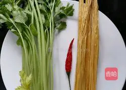 Illustration of how to make celery mixed with yuba 1