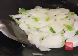 Illustration of how to make stir-fried white radish slices 6