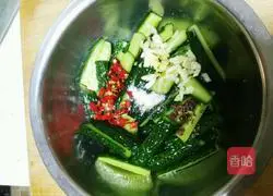 Illustration of how to make sweet and sour crispy cucumber 4