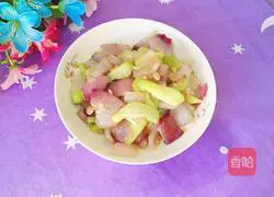 Illustration of how to stir-fry loofah with onions 13