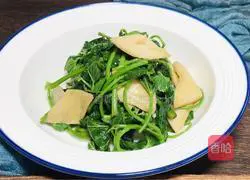 Illustration of how to stir-fry king oyster mushrooms and sweet potato leaves 8