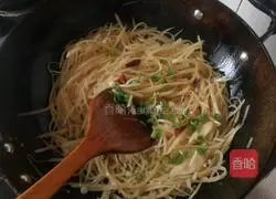 Illustration of making spicy and sour potato shreds 10