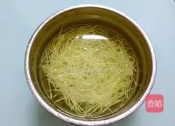 Illustration of making double pepper potato shreds 2