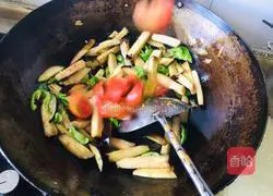Illustration of how to stir-fry eggplant with green peppers and tomatoes 5