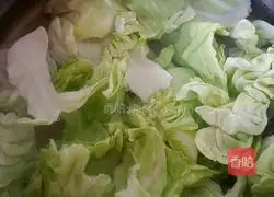 Illustration of how to make hand-shredded cabbage 3