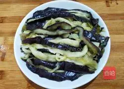 Illustration of how to make cold hand-shreded eggplant 11