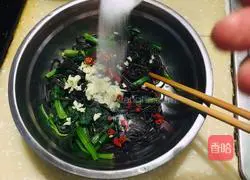 Illustration of how to stir fern root powder 7